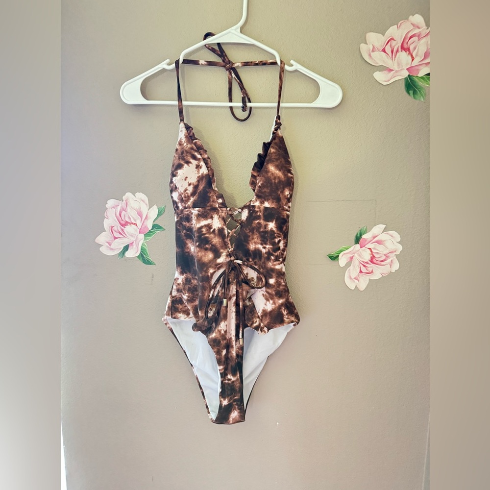 Women’s size medium one piece swim suit never worn
